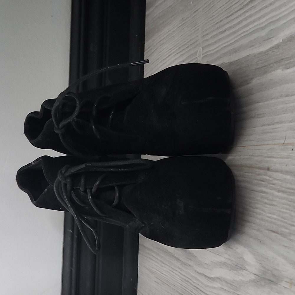 Black wedges